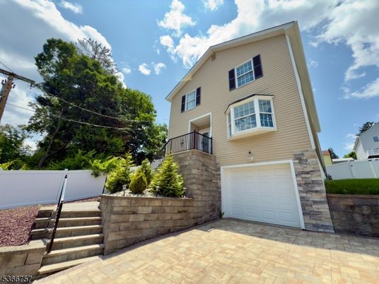 Attached, Exterior, Facade, Rowhouse