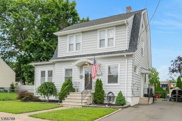 Exterior, Facade, American Foursquare
