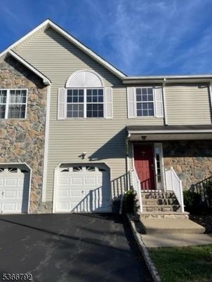 Attached, Exterior, Facade, Rowhouse