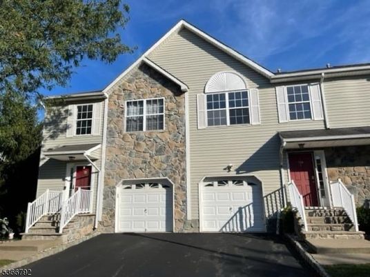 Attached, Exterior, Facade, Rowhouse