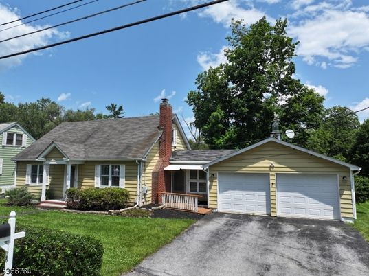 Attached, Exterior, Facade, Cape Cod