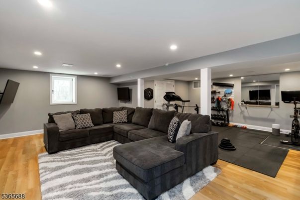 Fitness Equipment, Interior, Living room, Recessed Lighting, Wood Texture Flooring