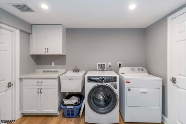 Interior, Recessed Lighting, Washer, Wood Texture Flooring