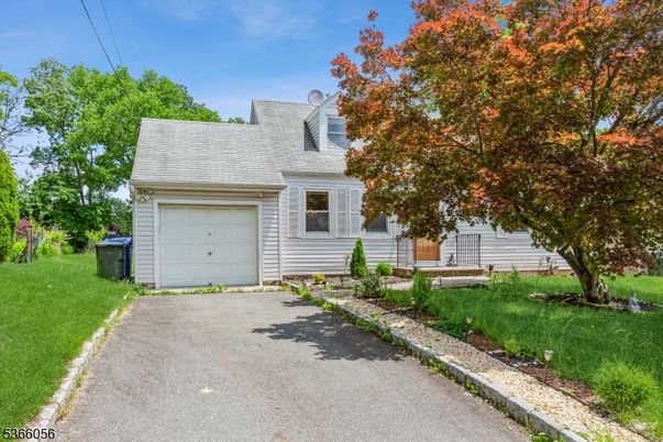 Attached, Exterior, Facade, Cape Cod