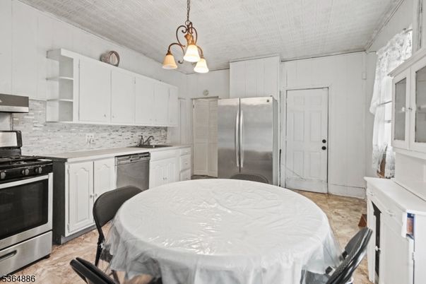 Dining room, Interior, Kitchen, Pendant Lights, Stainless Steel Appliances