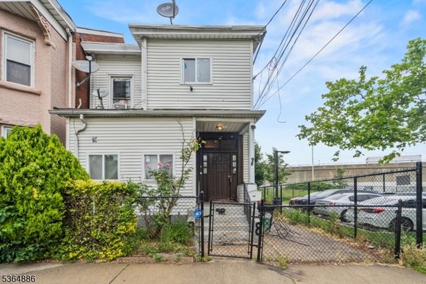 Exterior, Facade, American Foursquare