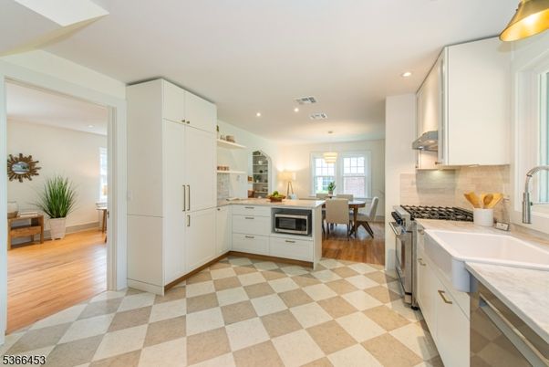 Chandelier, Dining room, Interior, Kitchen, Pendant Lights, Recessed Lighting, Wood Texture Flooring