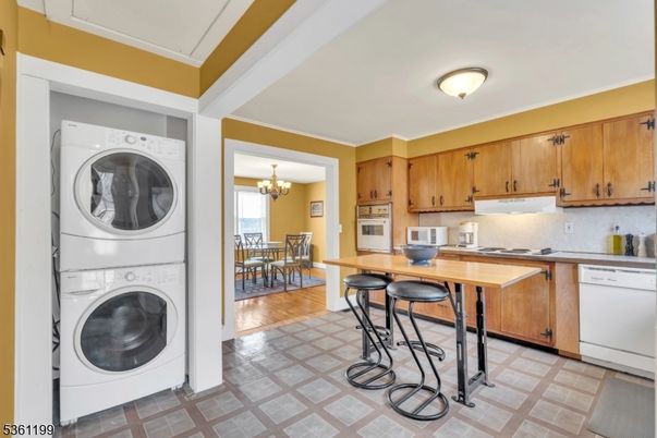 Chandelier, Dining room, Interior, Kitchen, Washer, Wood Texture Flooring