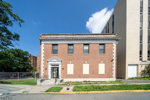 Exterior, Facade, Brick Facade, Georgian
