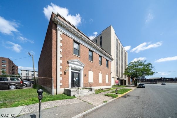 Exterior, Facade, Brick Facade, Chicago School