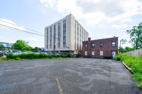 Exterior, Facade, Brick Facade, Highrise