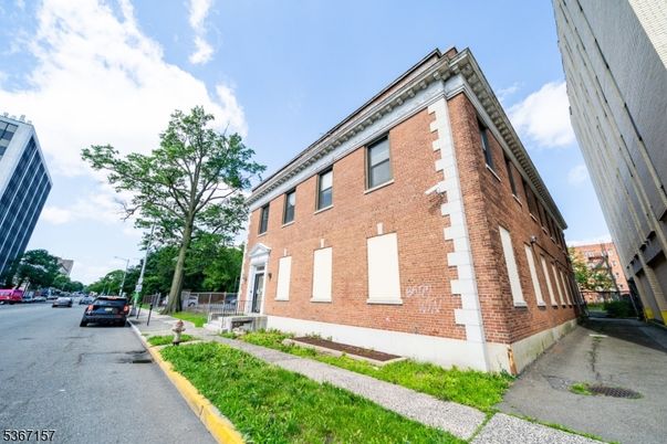 Exterior, Facade, Brick Facade, Chicago School