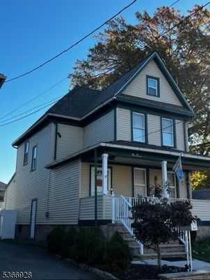 Exterior, Facade, Queen Anne Victorian