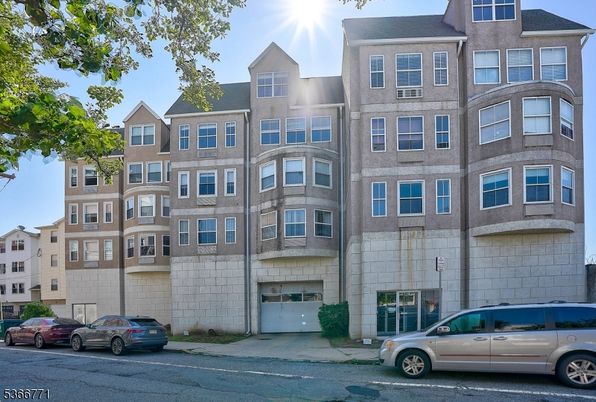 Exterior, Facade, Rowhouse