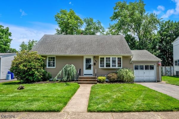 Attached, Exterior, Facade, Cape Cod