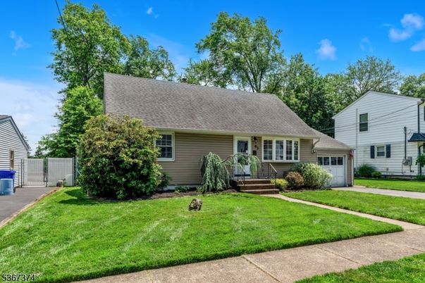 Attached, Exterior, Facade, Cape Cod