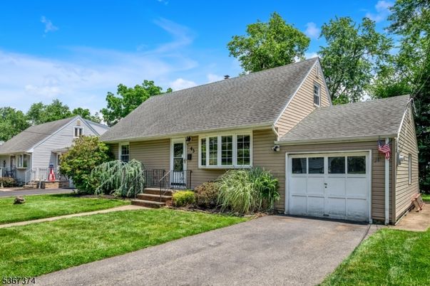 Attached, Exterior, Facade, Cape Cod