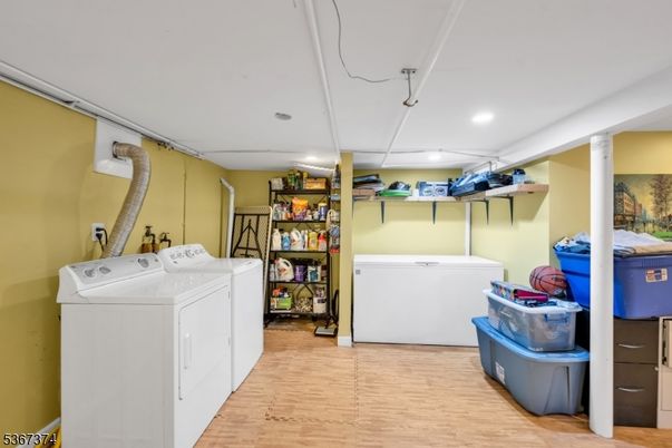 Interior, Recessed Lighting, Washer, Wood Texture Flooring
