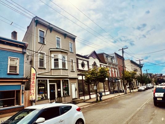 Exterior, Facade, Rowhouse