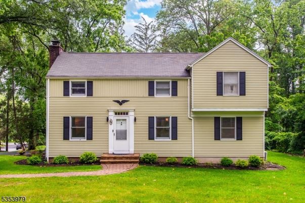 Exterior, Facade, Raised Ranch