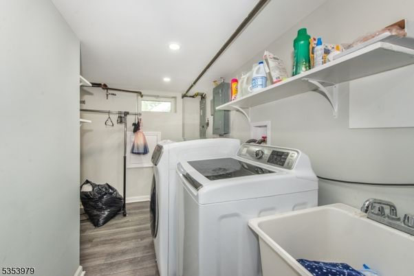 Interior, Recessed Lighting, Washer, Wood Texture Flooring