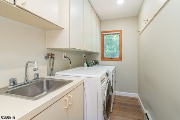 Interior, Recessed Lighting, Washer, Wood Texture Flooring