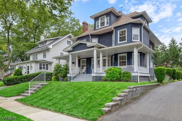 Exterior, Facade, American Foursquare