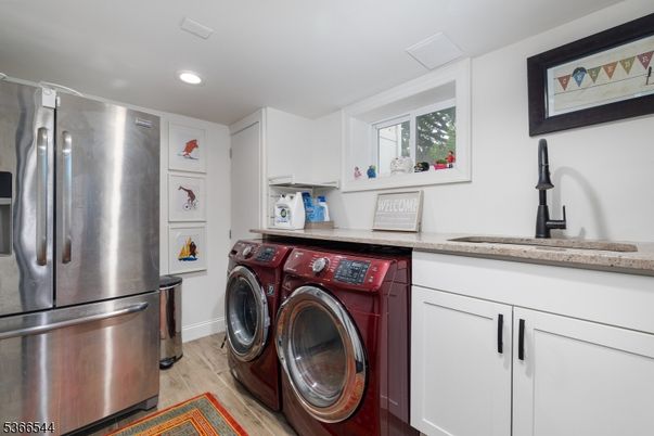 Interior, Recessed Lighting, Washer, Wood Texture Flooring