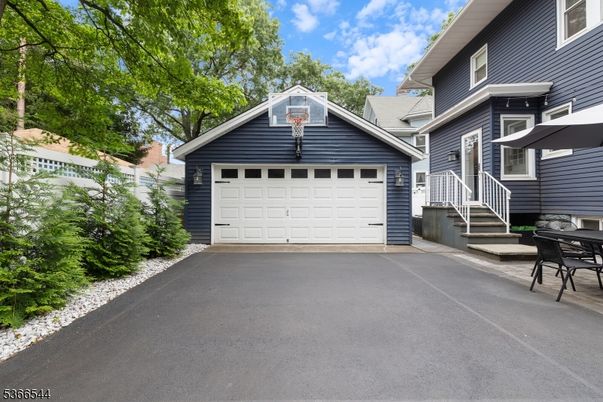 Attached, Exterior, Facade, American Craftsman