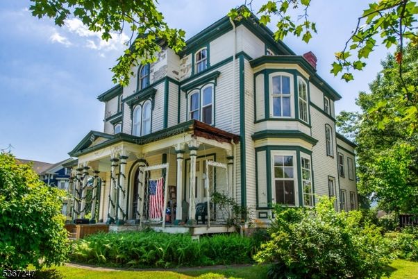 Exterior, Facade, Queen Anne Victorian