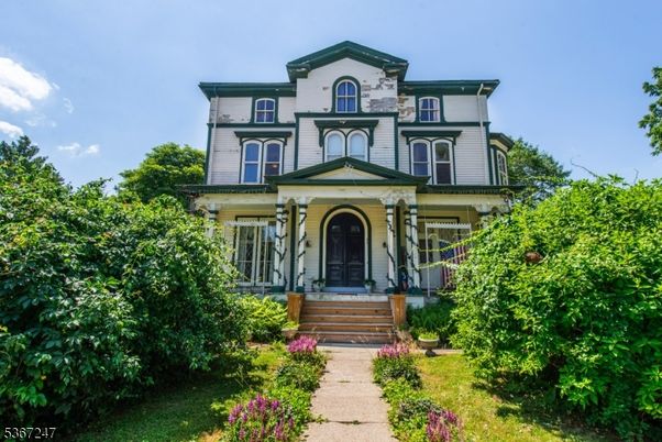 Exterior, Facade, Queen Anne Victorian