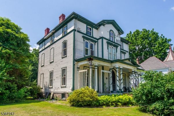 Backyard, Exterior, Facade, Queen Anne Victorian