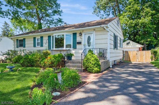 Exterior, Facade, Cape Cod