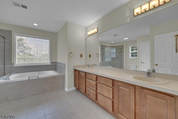 Bathroom, Dual Sink Vanities, Interior, Recessed Lighting