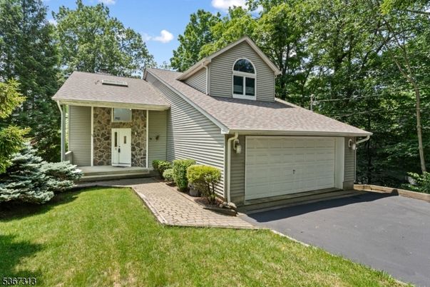 Attached, Exterior, Facade, Cape Cod