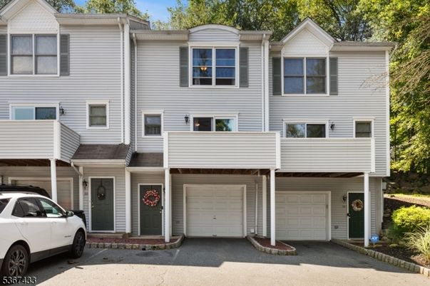 Attached, Exterior, Facade, Rowhouse
