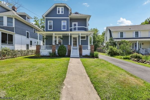 Exterior, Facade, Queen Anne Victorian