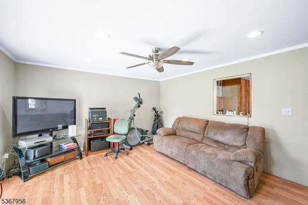 Fitness Equipment, Interior, Living room, Recessed Lighting, Wood Texture Flooring