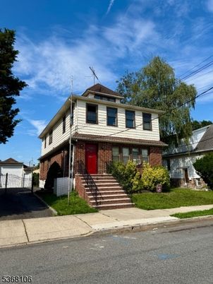 Exterior, Facade, Brick Facade, American Foursquare