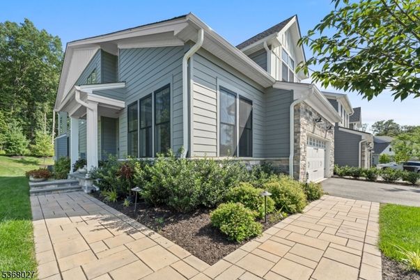 Attached, Exterior, Facade, American Craftsman