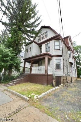 Exterior, Facade, Queen Anne Victorian