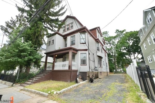 Exterior, Facade, Queen Anne Victorian