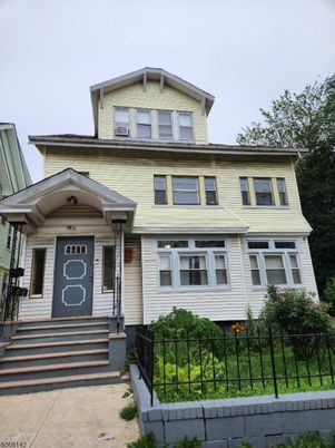 Exterior, Facade, American Foursquare