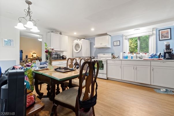 Dining room, Interior, Kitchen, Pendant Lights, Recessed Lighting, Wood Texture Flooring