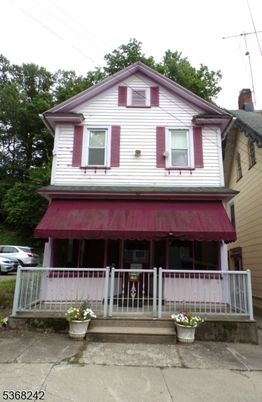Exterior, Facade, Queen Anne Victorian