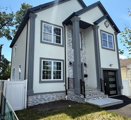 Exterior, Facade, Rowhouse