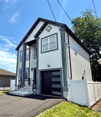 Attached, Exterior, Facade, Rowhouse