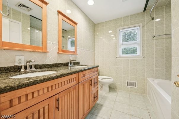 Bathroom, Dual Sink Vanities, Interior, Recessed Lighting