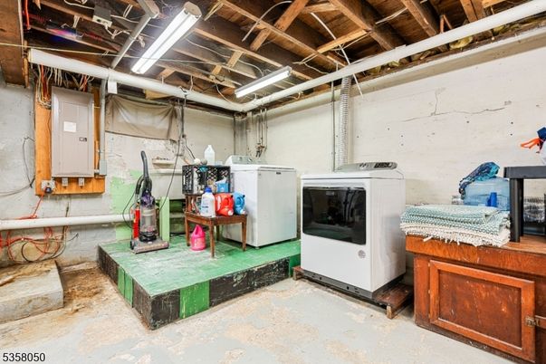 Interior, Washer, Wooden Beams