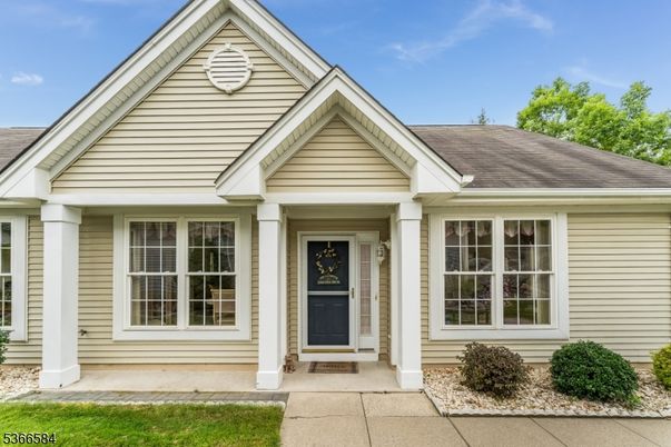 Exterior, Facade, Ranch